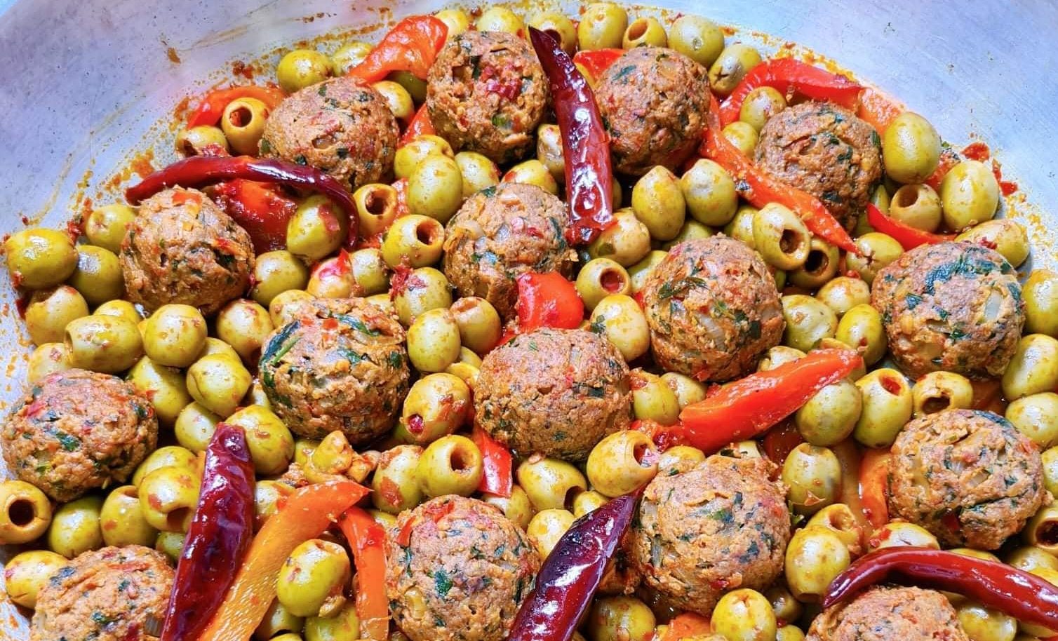 צילום: גל עדני יאמי! תבשיל קציצות ביונד ביף וזיתים טבעוני