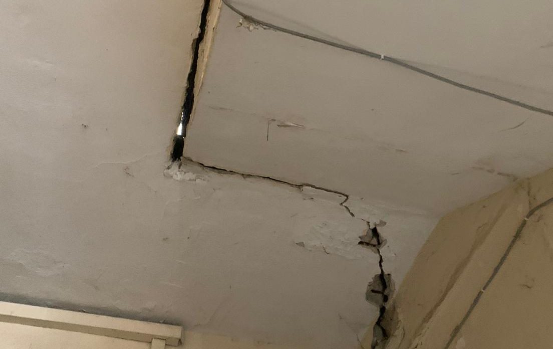 בשל סדקים: בניין מגורים ומסחר בקריית אתא פונה מדייריו