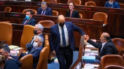 בנט ועבאס חגגו את העברת התקציב – סמוטריץ' תקף: "המלך והמן ישבו לשתות והעיר שושן נבוכה"