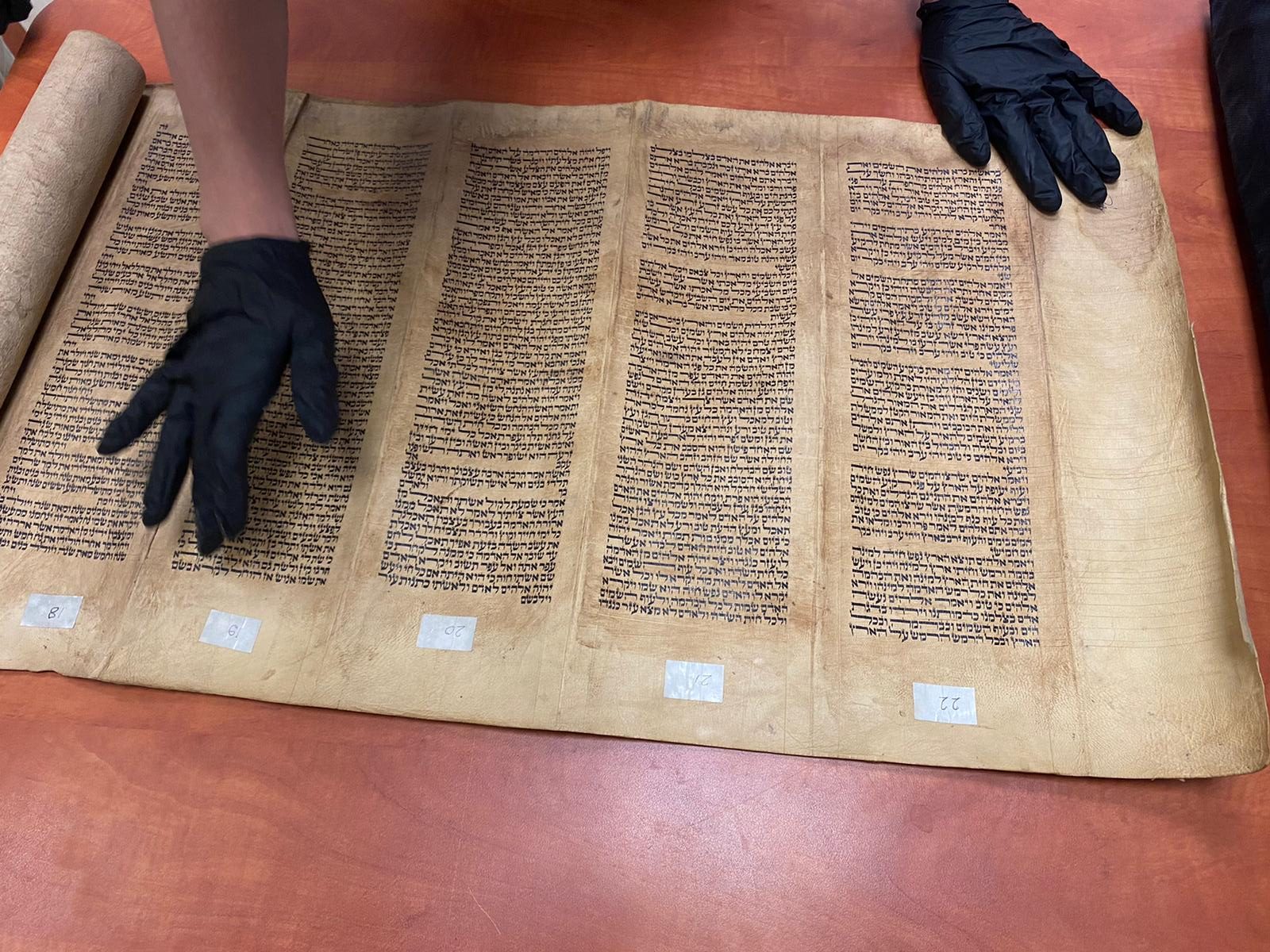 סחר בעתיקות: ספר תורה בן מאות שנים נתפס על ידי בלשי המשטרה