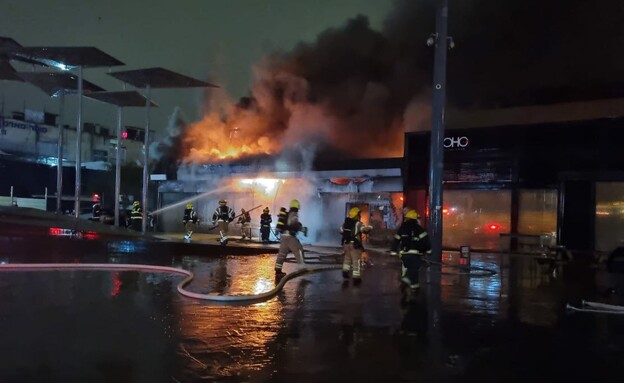 צילום: צילום: כבאות והצלה הושגה שליטה בשריפה במסעדה בראשון לציון – המבנה נשרף כליל