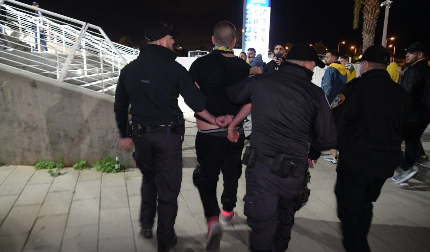 צילום: דוברות המשטרה שני אוהדים נעצרו ו-9 עוכבו במשחק הכדורגל בסמי עופר