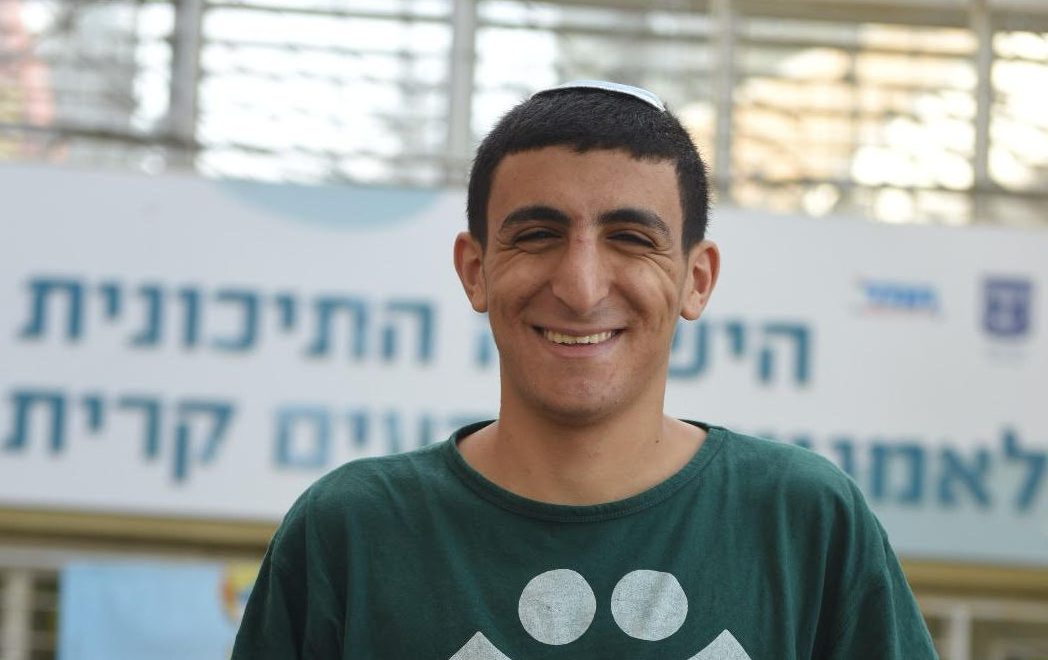 אברהם אוחנה, תלמיד בישיבה התיכונית קריית אתא, קיבל את פרס שר החינוך לנוער מתנדב