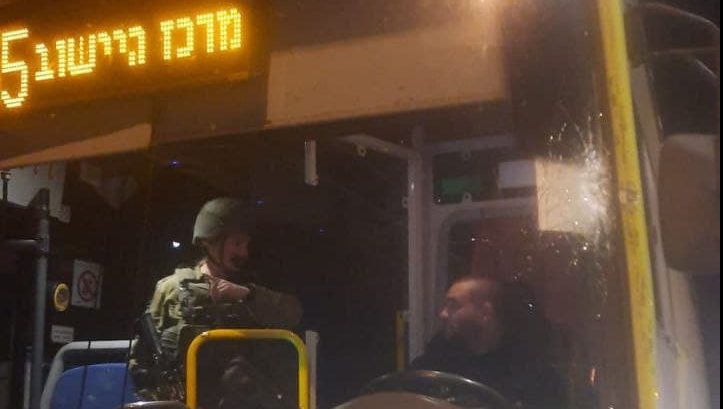 צילום: ביטחון מעלה עמוס נזק לאוטובוס בפיגוע אבנים בגוש עציון