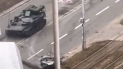 כמו ב-GTA: טנק רוסי מזהה רכב נוסע בכביש, משנה כיוון ודורס אותו | צפו