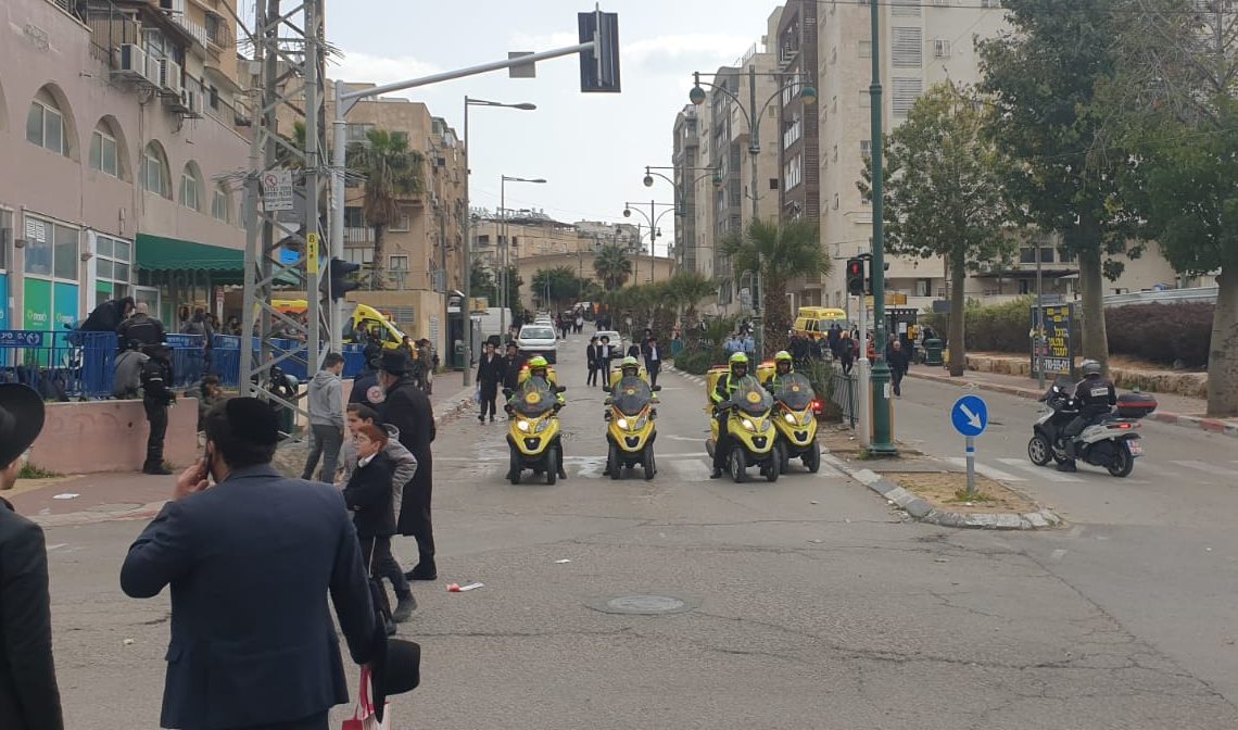 צילום: דוברות מד''א מסע הלווית שר התורה הרב קניבסקי: עד כה טופלו 64 בני אדם באורח קל