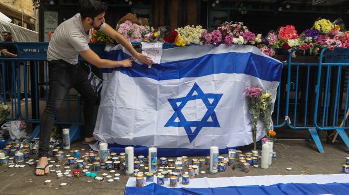 צילום: נועם ריבקין, פלאש 90 מאות הגיעו למקום הפיגוע בת