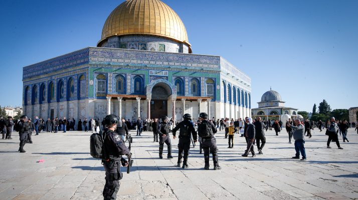 צילום: ג'מאל אוואד, פלאש 90 מאות פורעים ערבים ניסו לחסום את דרכי הגישה להר הבית – כוחות משטרה במקום