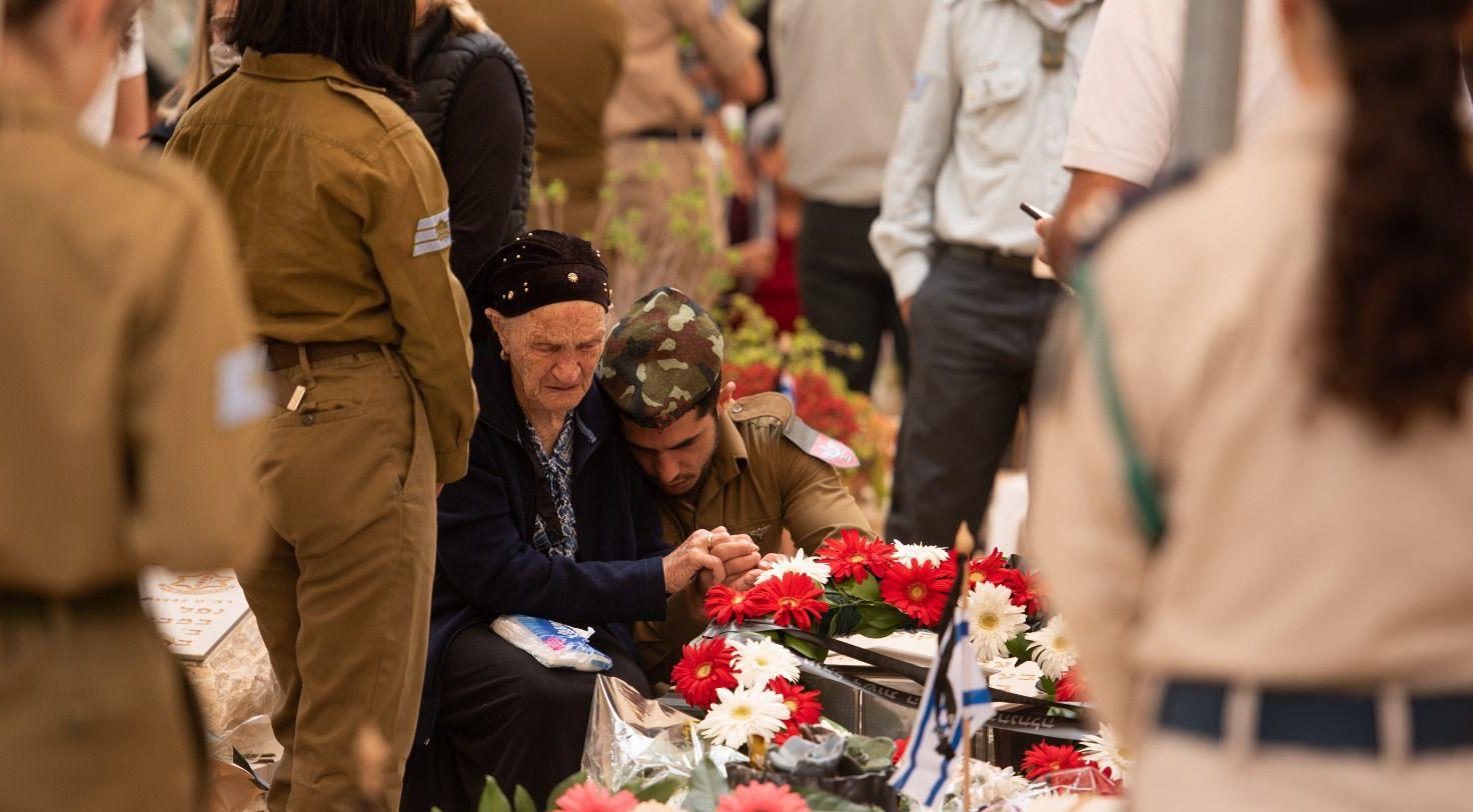 חיילי צה״ל ומפקדיו פקדו את קברי חללי צה״ל בבתי העלמין ובחלקות הצבאיות