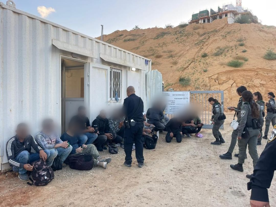 ארבעה שוהים בלתי חוקיים נעצרו באתר בניה בנס ציונה - 0404